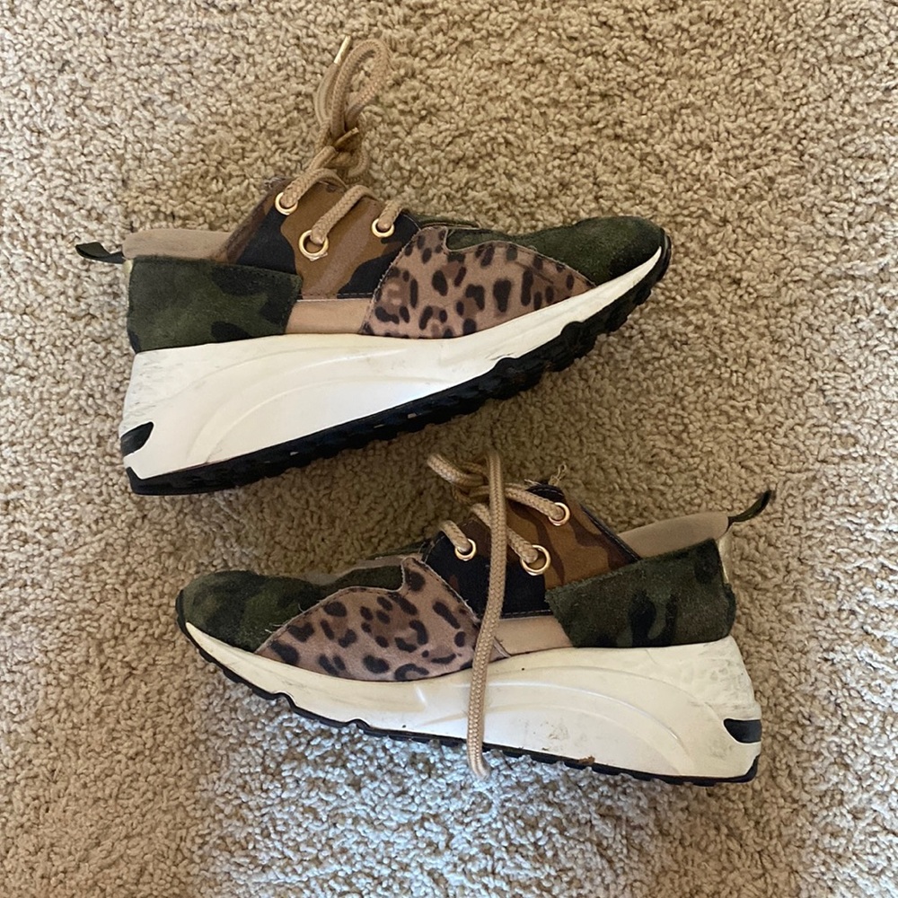 Womens Steve Maddens camo/cheetah Sneakers